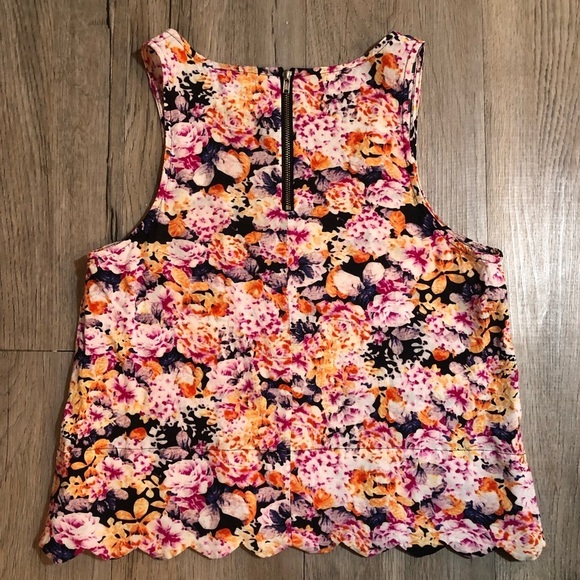 🔥SALE - any 4/$20.  Minkpink Scalloped Crop Top - Picture 6 of 6